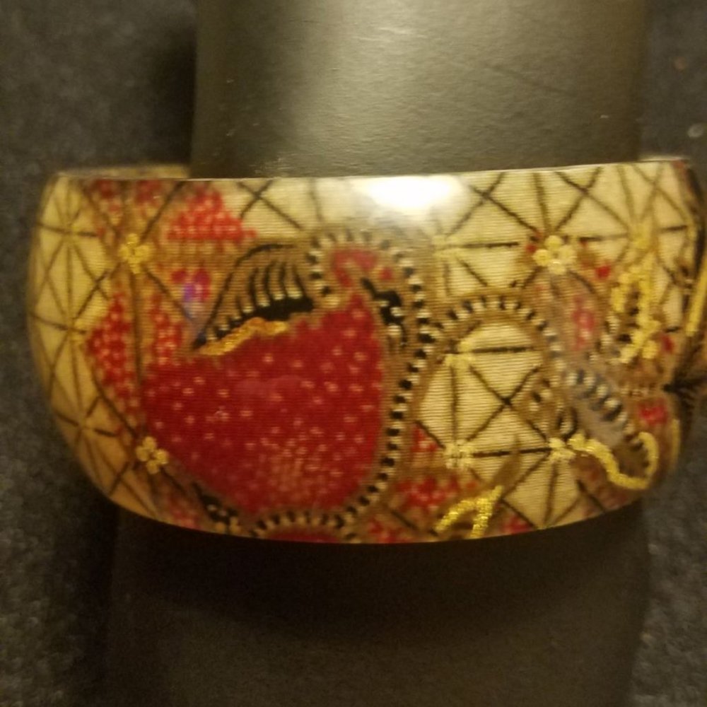 Lucite Asian style bangle bracelet